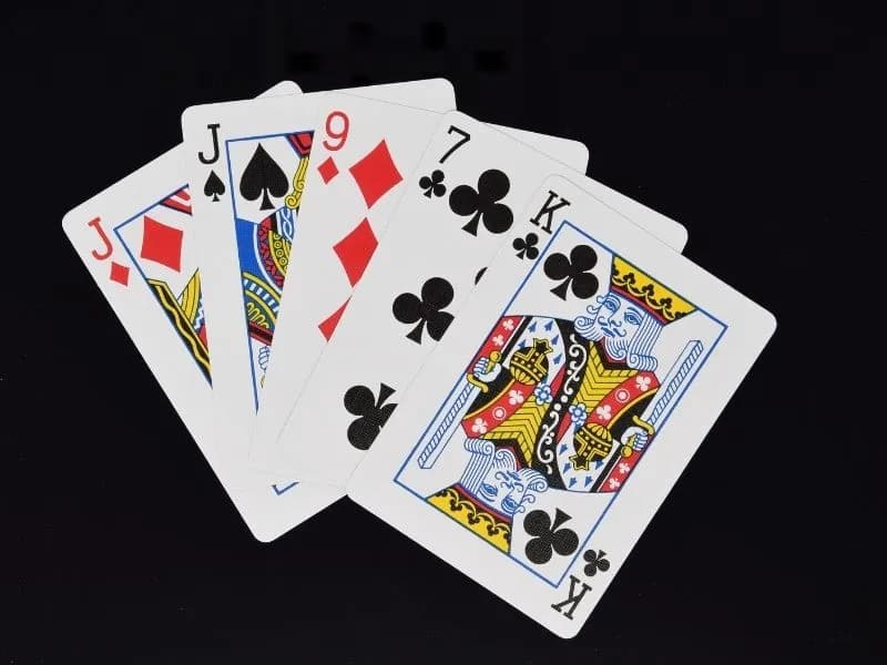 Jak się gra w durnia: proste zasady popularnej gry karcianej dla każdego