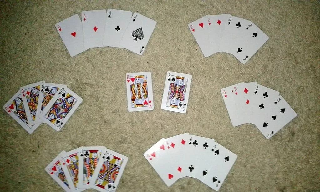 Jak się gra w makao? Proste zasady karcianej gry, którą pokocha każdy