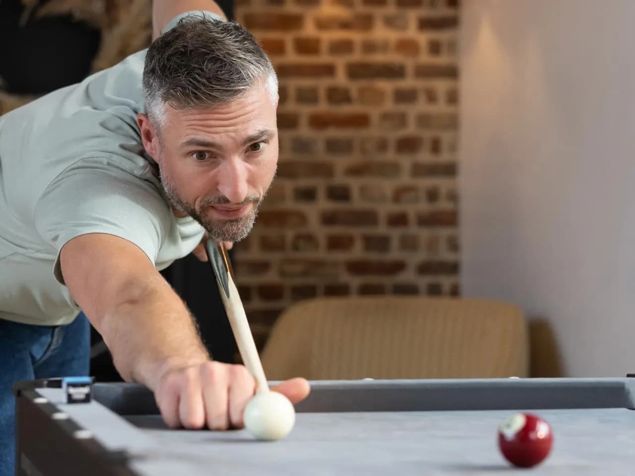 Jak się gra w bilard: kompletny poradnik z zasadami dla początkujących