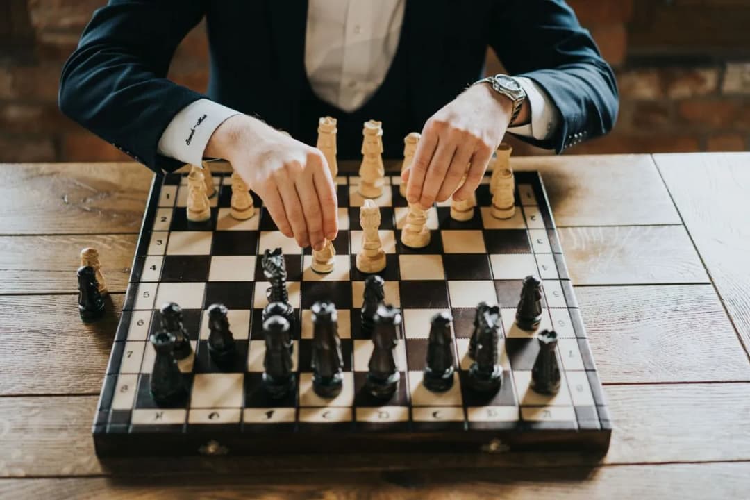 Poznaj podstawy jak grać w szachy: zasady i strategie dla początkujących